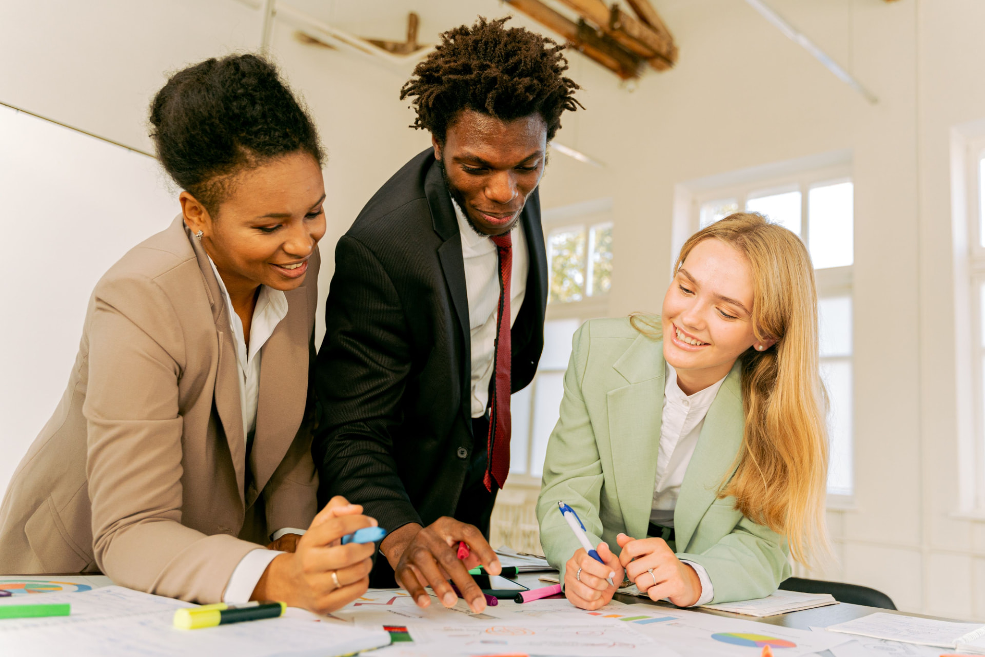 Équipe de consultants collaborant autour d'un plan de travail