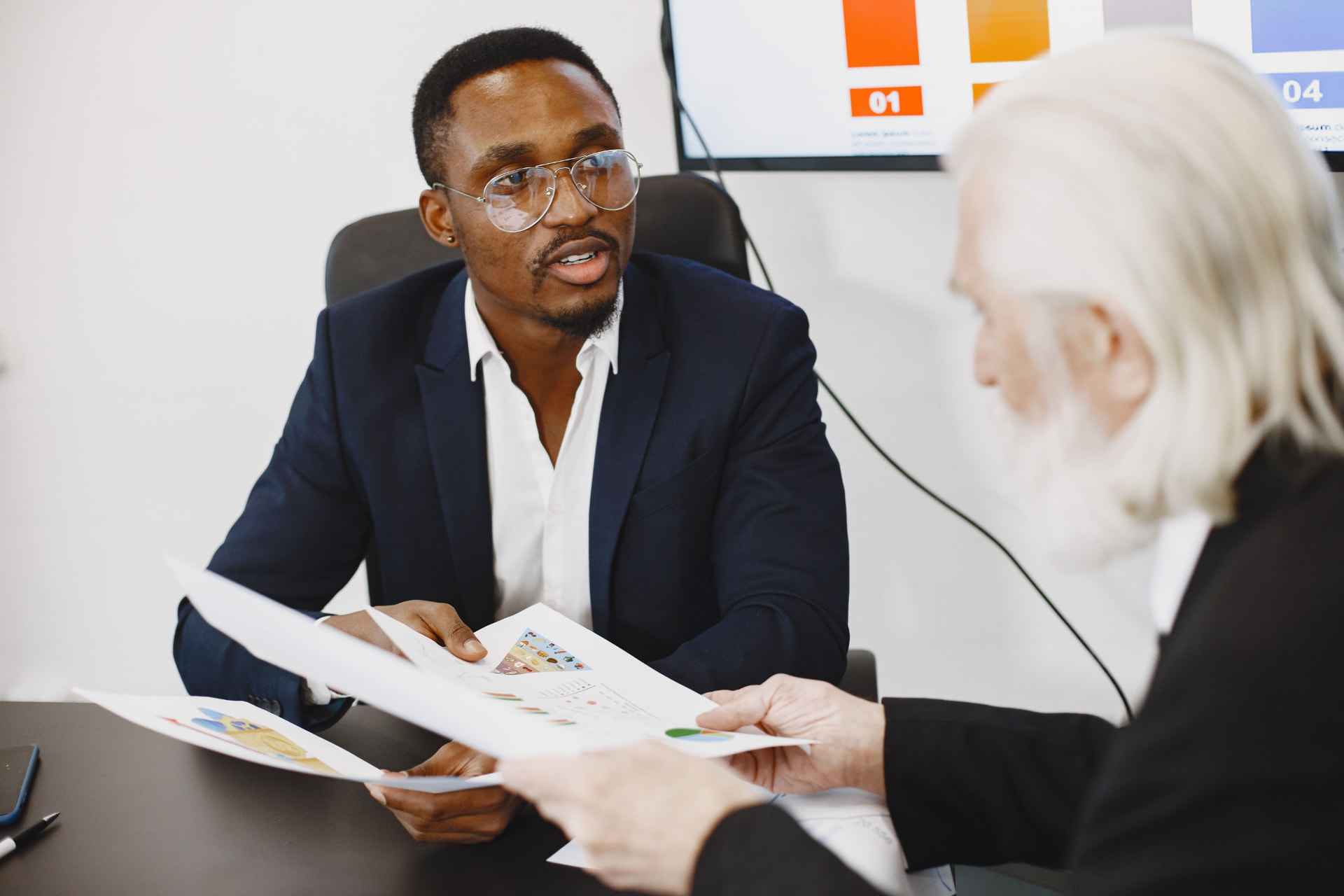 Consultant présentant une analyse à un dirigeant