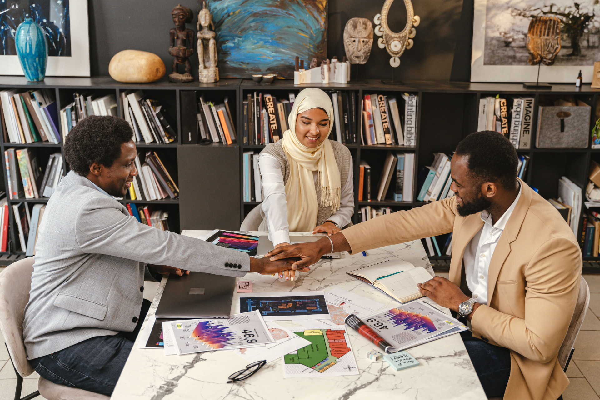 Équipe pluridisciplinaire scellant un accord de collaboration