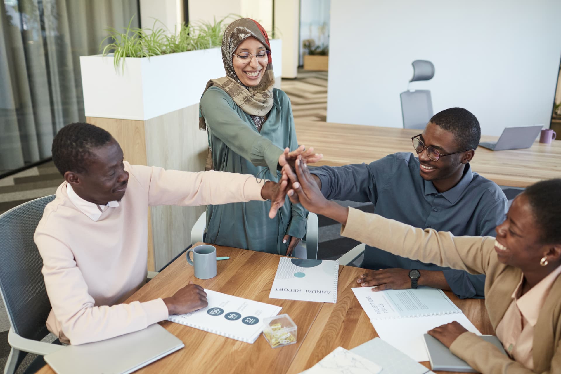 Équipe célébrant les résultats d'une mission